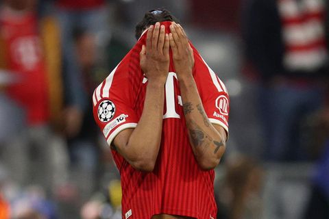 FC Bayern Michael Olise zieht sich nach dem Aus gegen Paris Saint-Germain das Trikot über den Kopf