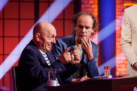 Olaf Schubert (rechts) spielt gemeinsam mit Teamkapitän Bernhard Hoëcker.