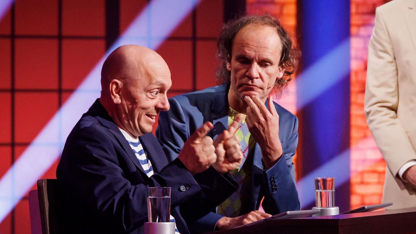 Olaf Schubert (rechts) spielt gemeinsam mit Teamkapitän Bernhard Hoëcker.