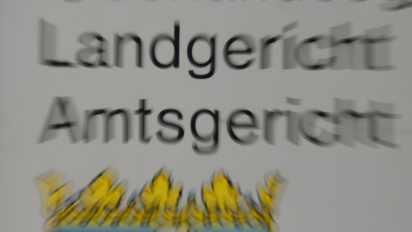 Ein Kommunalpolitiker steht als Angeklagter vor dem Amtsgericht. (Symbolbild) Foto: Arne Dedert/dpa