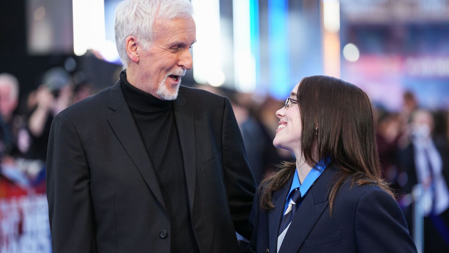 Hollywood-Regisseur James Cameron und Pop-Superstar Billie Eilish verstehen sich prächtig. Foto: Scott A Garfitt/Invision/AP/dpa
