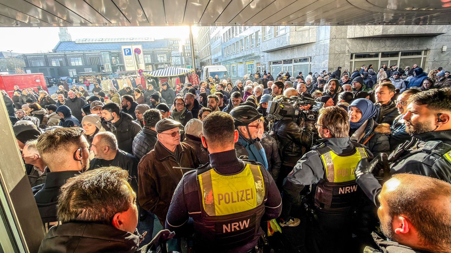 Tumultartige Szenen vor der Gelsenkirchener Sparkasse nach dem Millionen-Einbruch Ende 2025. Jetzt gibt es erneut eine Versammlu