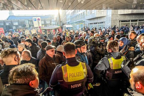 Tumultartige Szenen vor der Gelsenkirchener Sparkasse nach dem Millionen-Einbruch Ende 2025. Jetzt gibt es erneut eine Versammlu