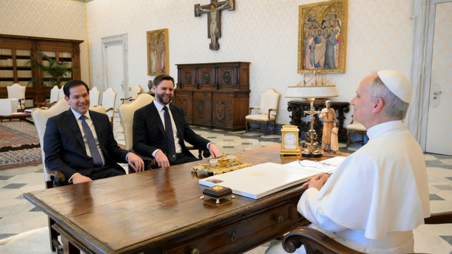 Rubio (li.) mit Vizepräsident Vance bei Papst Leo XIV.