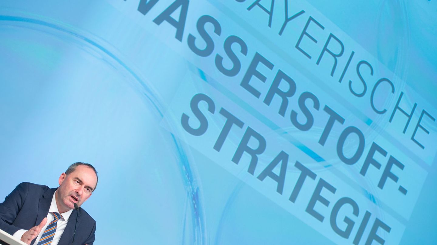 Wirtschaftsminister Hubert Aiwanger im Jahr 2020 bei der Vorstellung der bayerischen Wasserstoffstrategie. (Archivbild) Foto: Ti
