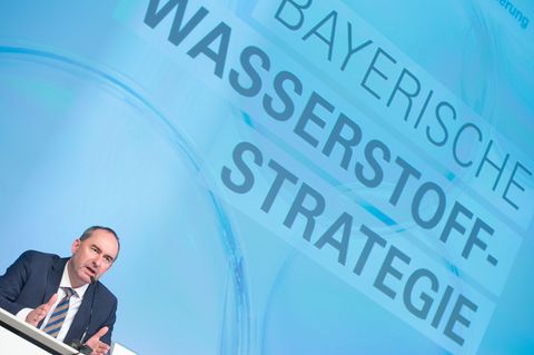 Wirtschaftsminister Hubert Aiwanger im Jahr 2020 bei der Vorstellung der bayerischen Wasserstoffstrategie. (Archivbild) Foto: Ti