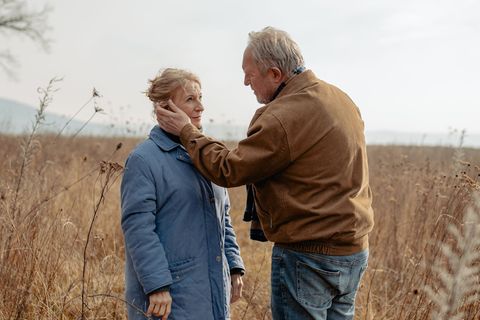 Hanne versucht zunächst verzweifelt, Kurt wieder loszuwerden. Foto: -/Filmwelt/dpa