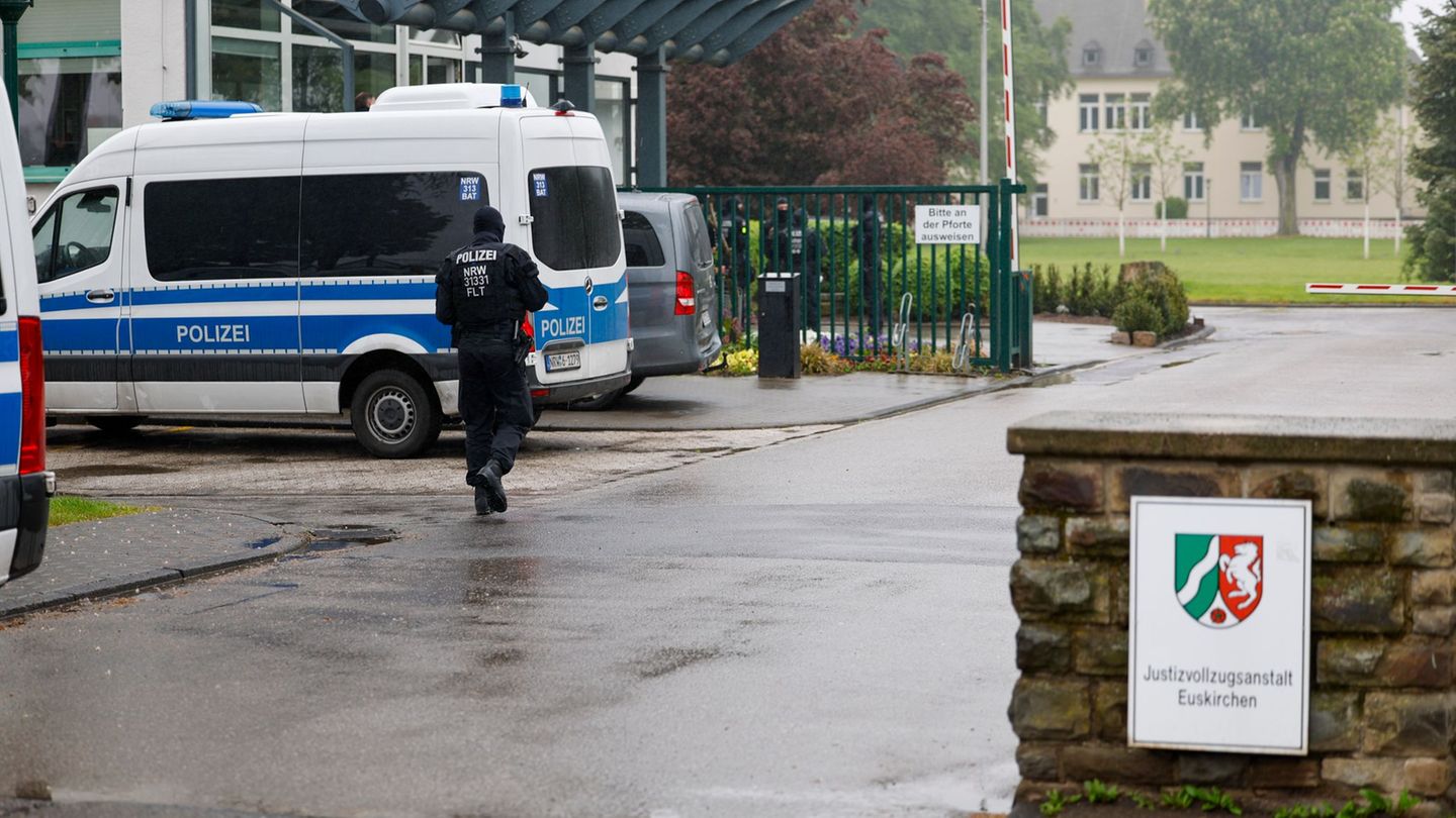Polizisten während der Razzia auf dem Gelände der JVA Euskirchen Foto: Thomas Banneyer/dpa