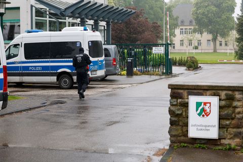 Polizisten während der Razzia auf dem Gelände der JVA Euskirchen Foto: Thomas Banneyer/dpa