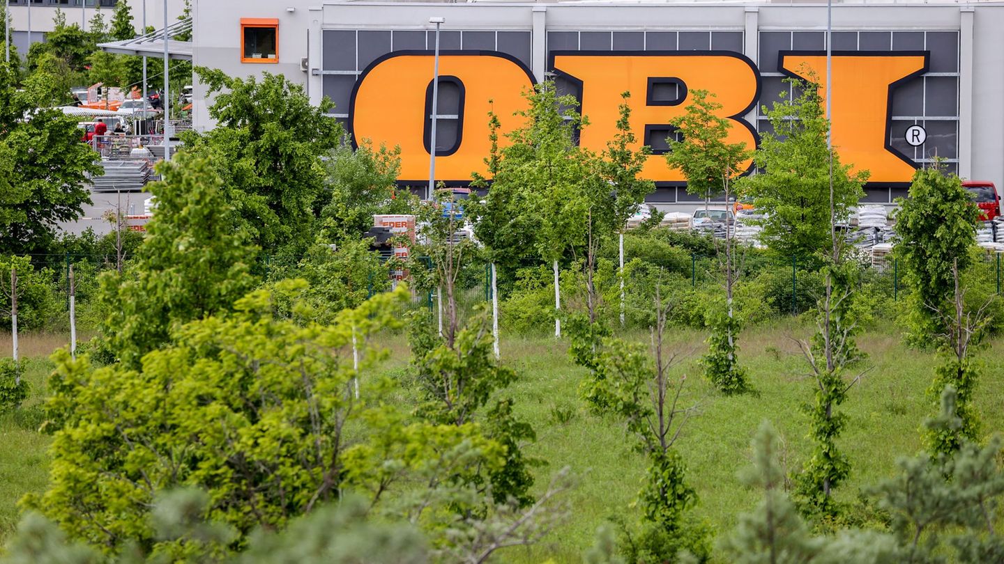 Der BGH befasst sich mit der Farbe Orange, die Obi schützen lassen will. (Archivbild) Foto: Jan Woitas/dpa-Zentralbild/dpa