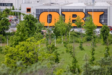 Der BGH befasst sich mit der Farbe Orange, die Obi schützen lassen will. (Archivbild) Foto: Jan Woitas/dpa-Zentralbild/dpa