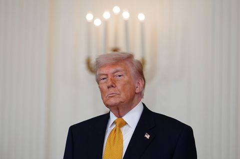 Trump gibt sich demonstrativ zuversichtlich mit Blick auf einen Deal mit dem Iran. Foto: Julia Demaree Nikhinson/AP/dpa