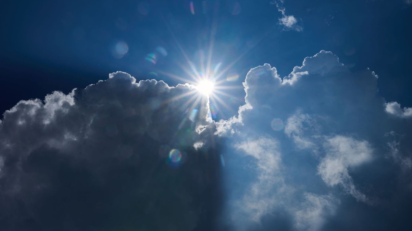 Die Sonne löst in den kommenden Tagen zunehmend die Wolken ab. (Symbolbild) Foto: Annette Riedl/dpa
