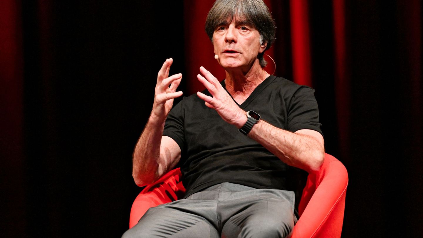 Jogi Löw sieht klare Defizite bei der Deutschen Mannschaft. Foto: Uwe Anspach/dpa