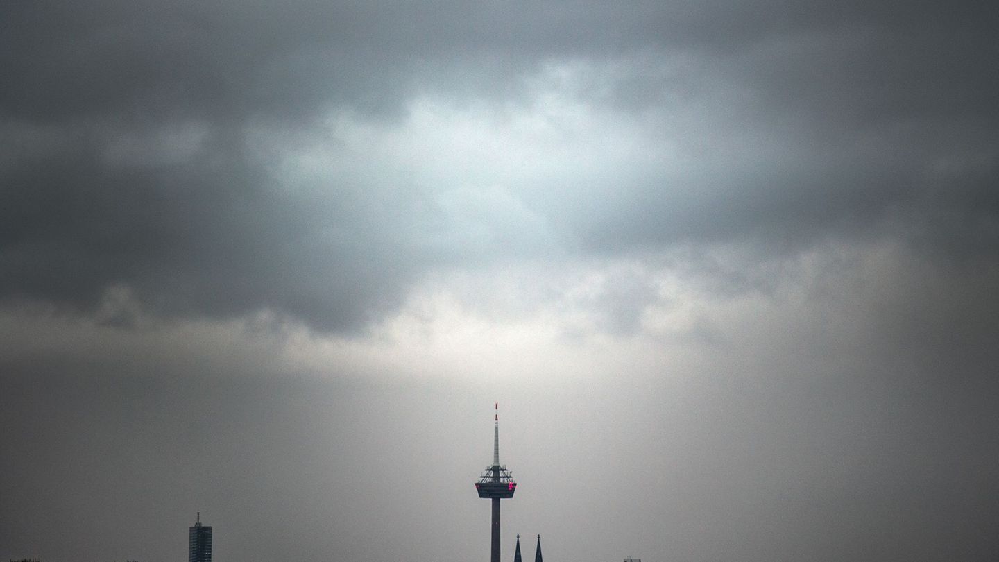 Wolkenverhangen zeigt sich der Himmel in NRW am Donnerstag. (Symbolbild) Foto: Federico Gambarini/dpa