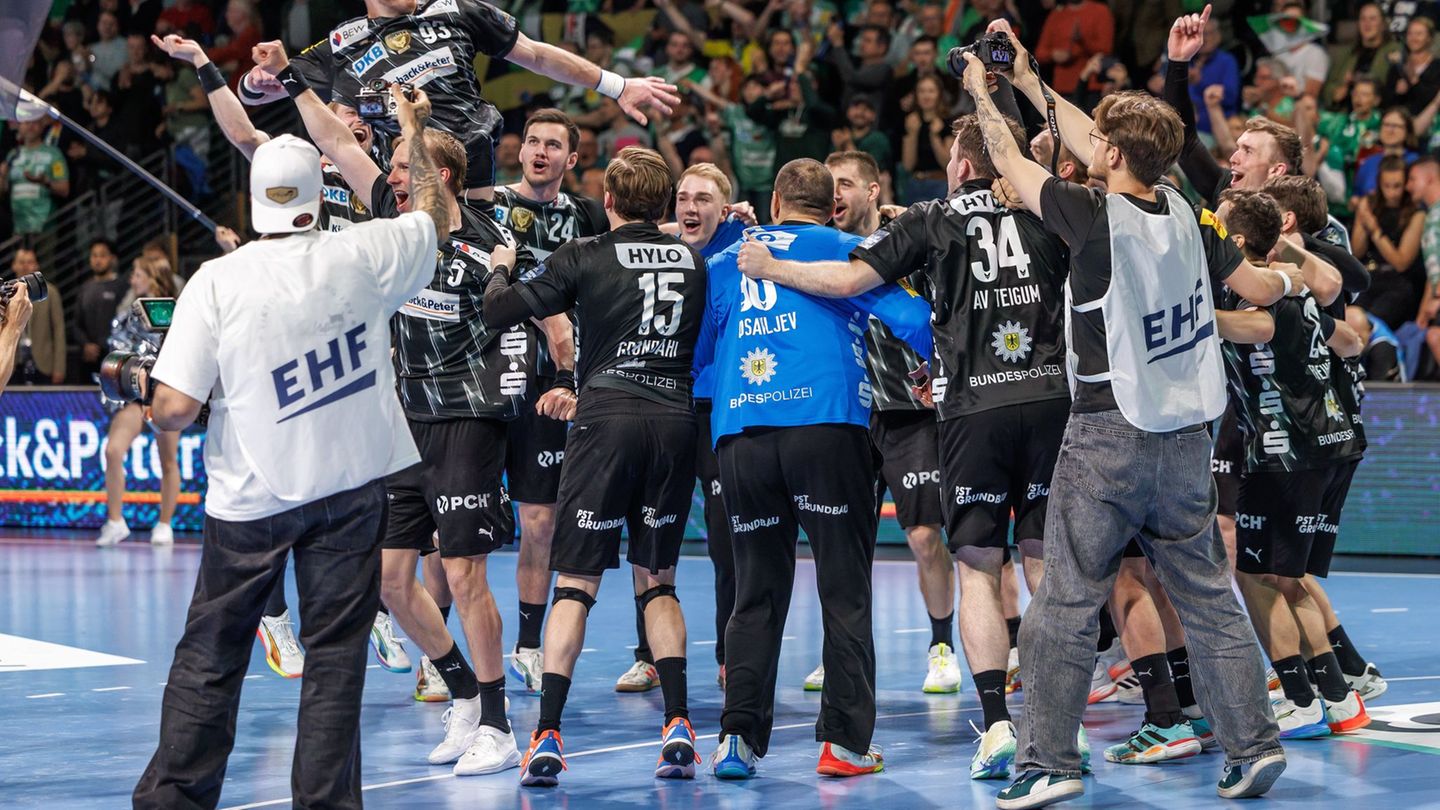 Die Füchse Berlin feierten ausgelassen den Halbfinal-Einzug. Foto: Andreas Gora/dpa