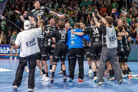 Die Füchse Berlin feierten ausgelassen den Halbfinal-Einzug. Foto: Andreas Gora/dpa