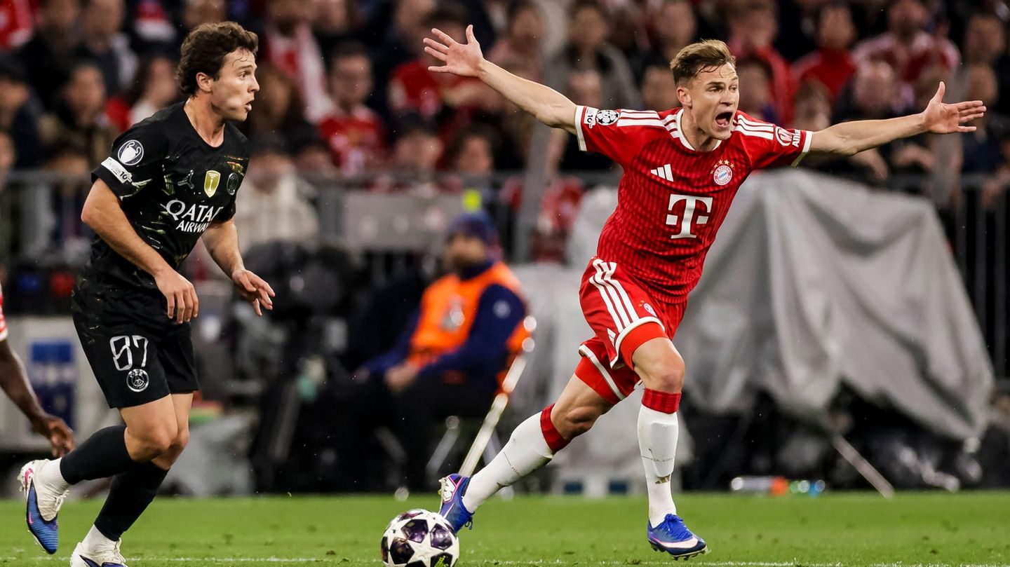 Bayerns Joshua Kimmich (r.) protestiert im Champions-League-Halbfinale gegen PSG