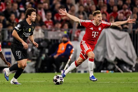 Bayerns Joshua Kimmich (r.) protestiert im Champions-League-Halbfinale gegen PSG
