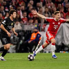 Bayerns Joshua Kimmich (r.) protestiert im Champions-League-Halbfinale gegen PSG