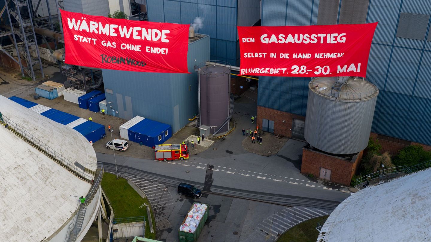 Aktivisten der Gruppe Robin Wood haben am Morgen zwei Plakate zwischen zwei Kühltürmen des Kraftwerks Herne gespannt. Foto: Chri