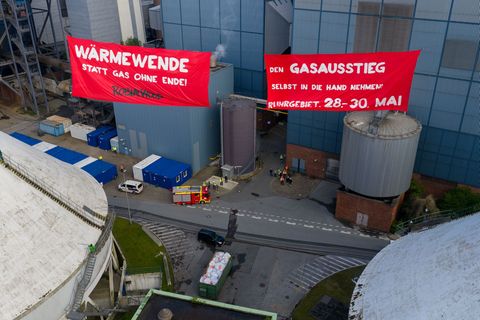 Aktivisten der Gruppe Robin Wood haben am Morgen zwei Plakate zwischen zwei Kühltürmen des Kraftwerks Herne gespannt. Foto: Chri