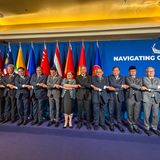 Cebu, Philippinen. Einheit symbolisieren, lautet die Devise: Die philippinische Außenministerin Theresa Lazaro (M.) und ihre männlichen Kollegen verschiedener Staaten halten sich während eines Gruppenfotos beim ASEAN-Außenministertreffen auf der Mactan Expo an den Händen – komplizierter, als es sein müsste.