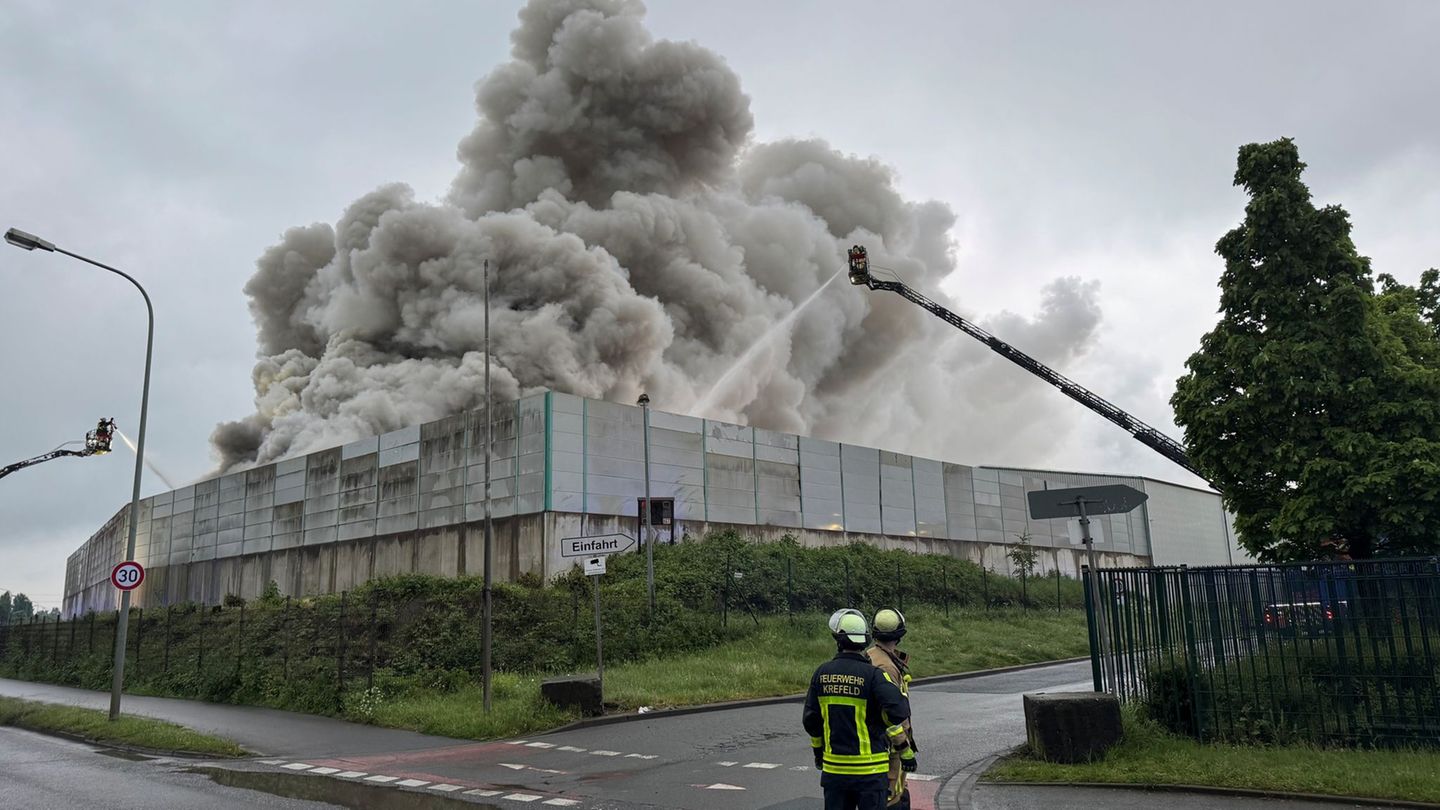 Bei dem Brand von rund 700 Tonnen Metallschrott kam es zu einer starken Rauchentwicklung. Foto: Vincent Kempf/dpa