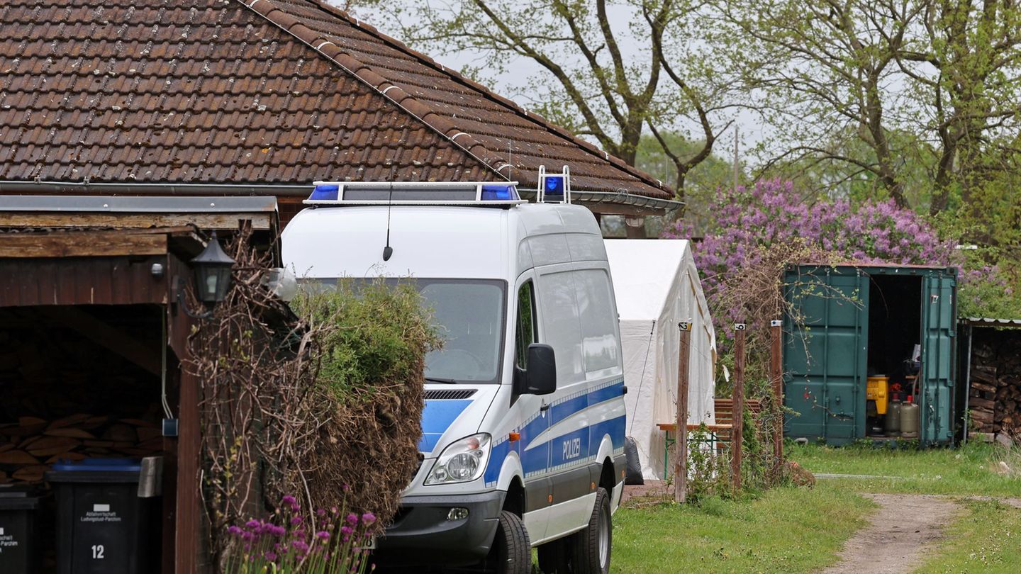 Auch am Mittwoch hatten die Ermittler noch einmal auf dem Grundstück nach dem Gold gesucht. Foto: Bernd Wüstneck/dpa