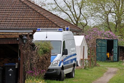 Auch am Mittwoch hatten die Ermittler noch einmal auf dem Grundstück nach dem Gold gesucht. Foto: Bernd Wüstneck/dpa