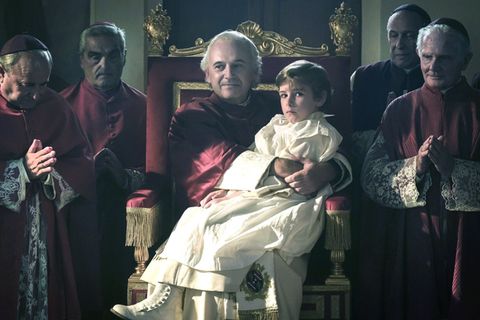 Papst Pius IX. (Paolo Pierobon, Mitte) lässt den kleinen Edgardo Mortara (Enea Sala) entführen, um aus ihm einen aufrechten Katholiken zu machen.