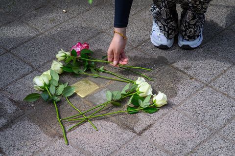 Zum Gedenken an die NS-Opfer legte die Klasse Blumen nieder. (Symbolbild) Foto: Klaus-Dietmar Gabbert/dpa