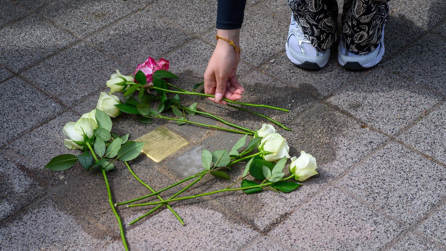 Zum Gedenken an die NS-Opfer legte die Klasse Blumen nieder. (Symbolbild) Foto: Klaus-Dietmar Gabbert/dpa