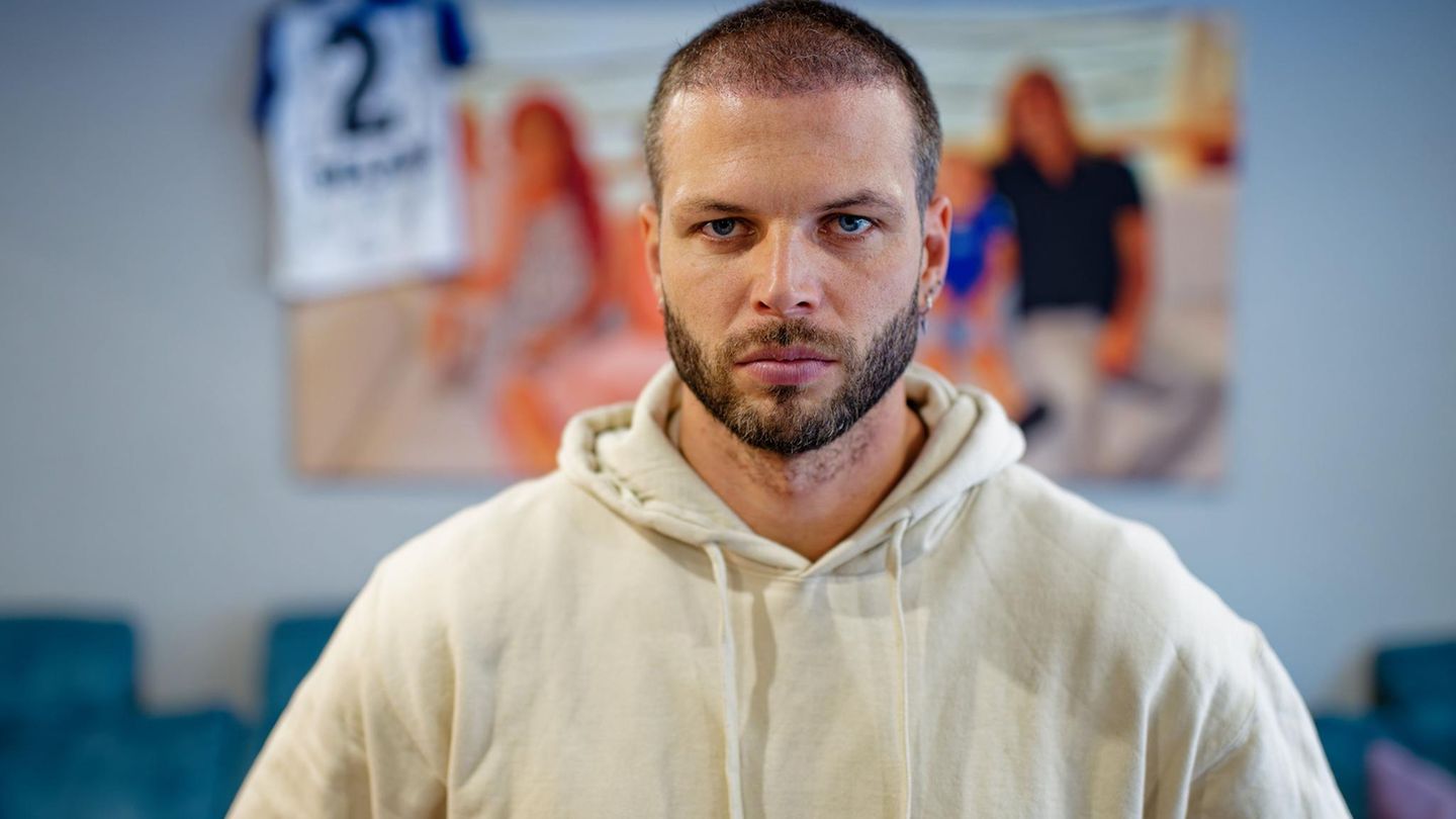 Dennis Diekmeier im Portrait: Schaut mit neutralem Gesichtsausdruck in die Kamera, wirkt müde