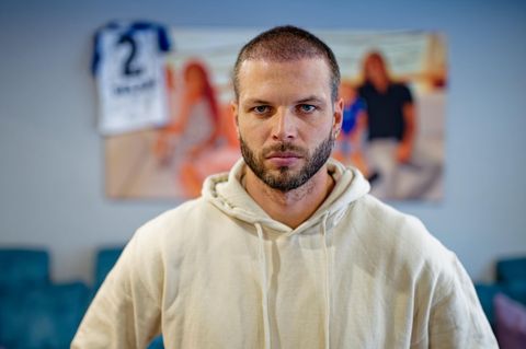 Dennis Diekmeier im Portrait: Schaut mit neutralem Gesichtsausdruck in die Kamera, wirkt müde