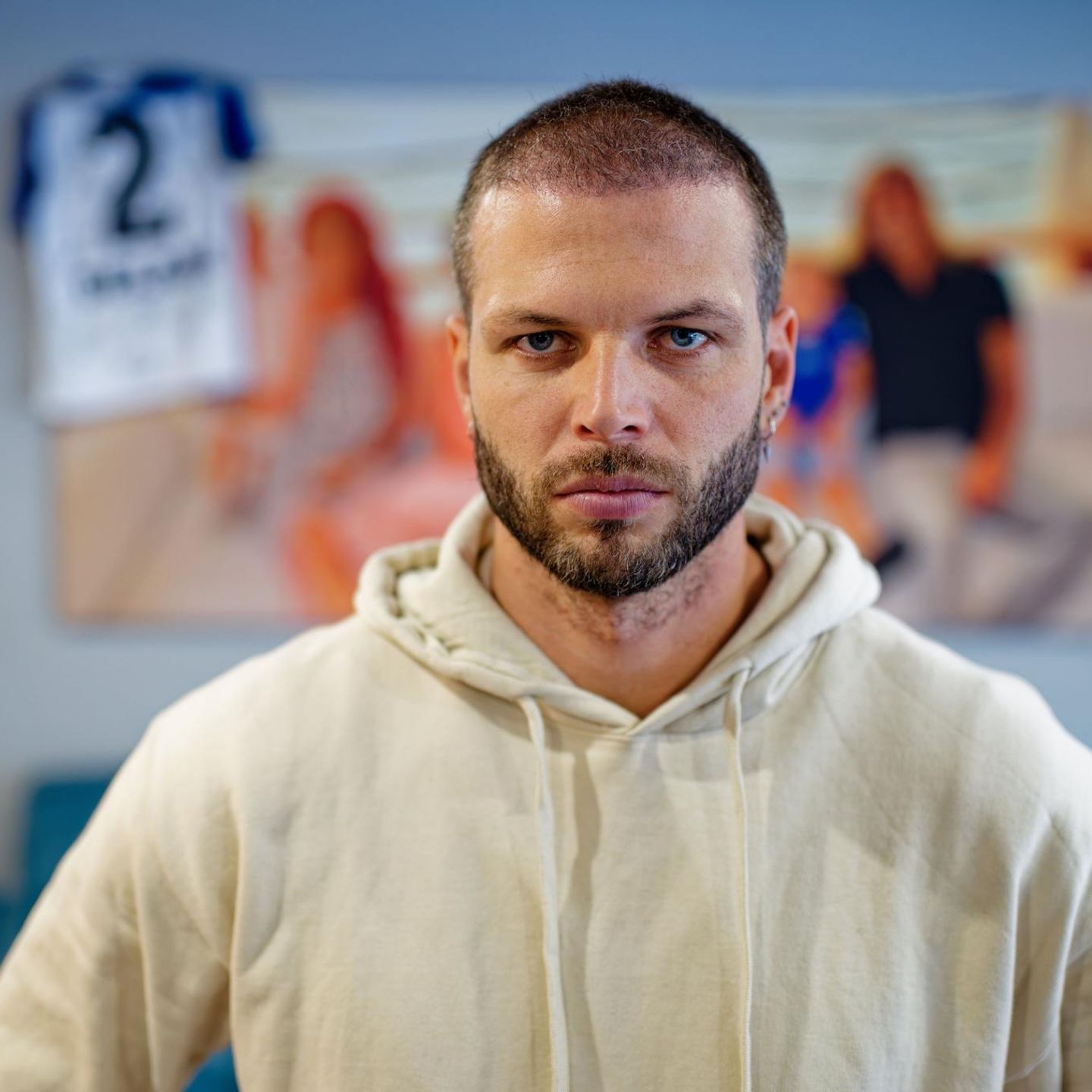 Dennis Diekmeier im Portrait: Schaut mit neutralem Gesichtsausdruck in die Kamera, wirkt müde