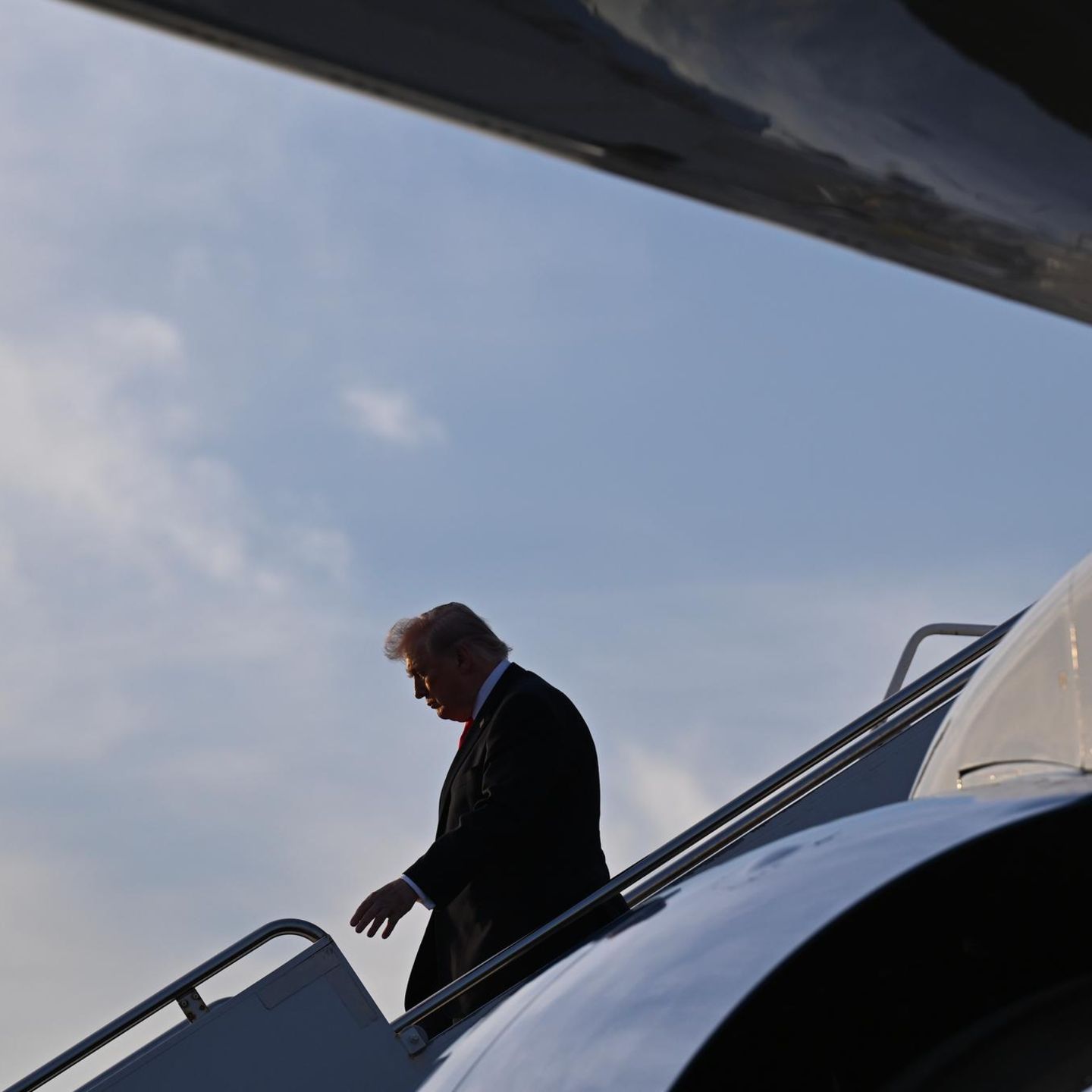 US-Präsident Donald Trump beim Ausstieg aus der Präsidentenmaschine „Air Force One" Anfang Mai