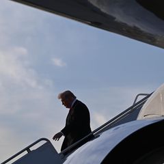 US-Präsident Donald Trump beim Ausstieg aus der Präsidentenmaschine „Air Force One" Anfang Mai