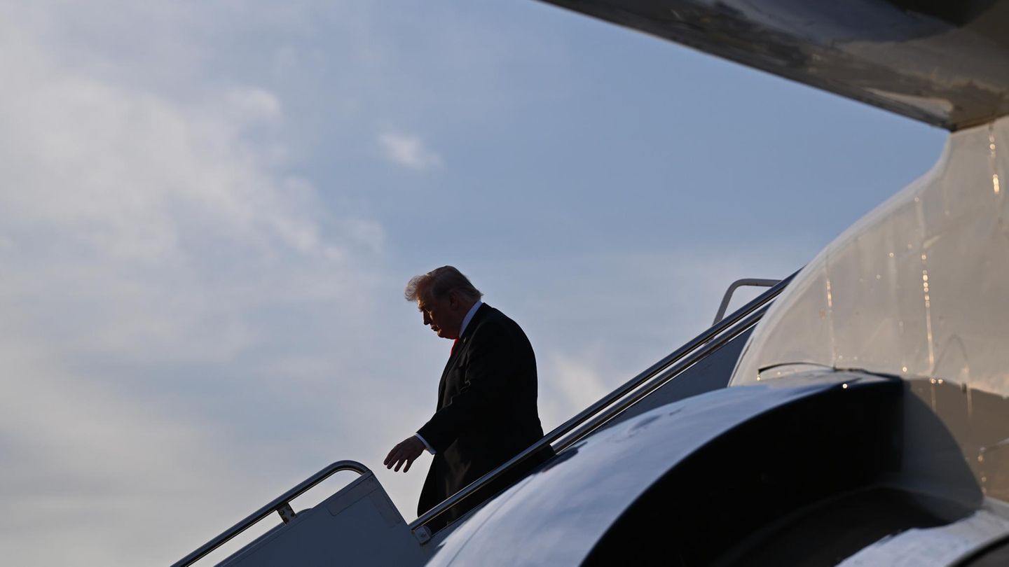 US-Präsident Donald Trump beim Ausstieg aus der Präsidentenmaschine „Air Force One" Anfang Mai