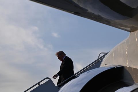 US-Präsident Donald Trump beim Ausstieg aus der Präsidentenmaschine „Air Force One" Anfang Mai