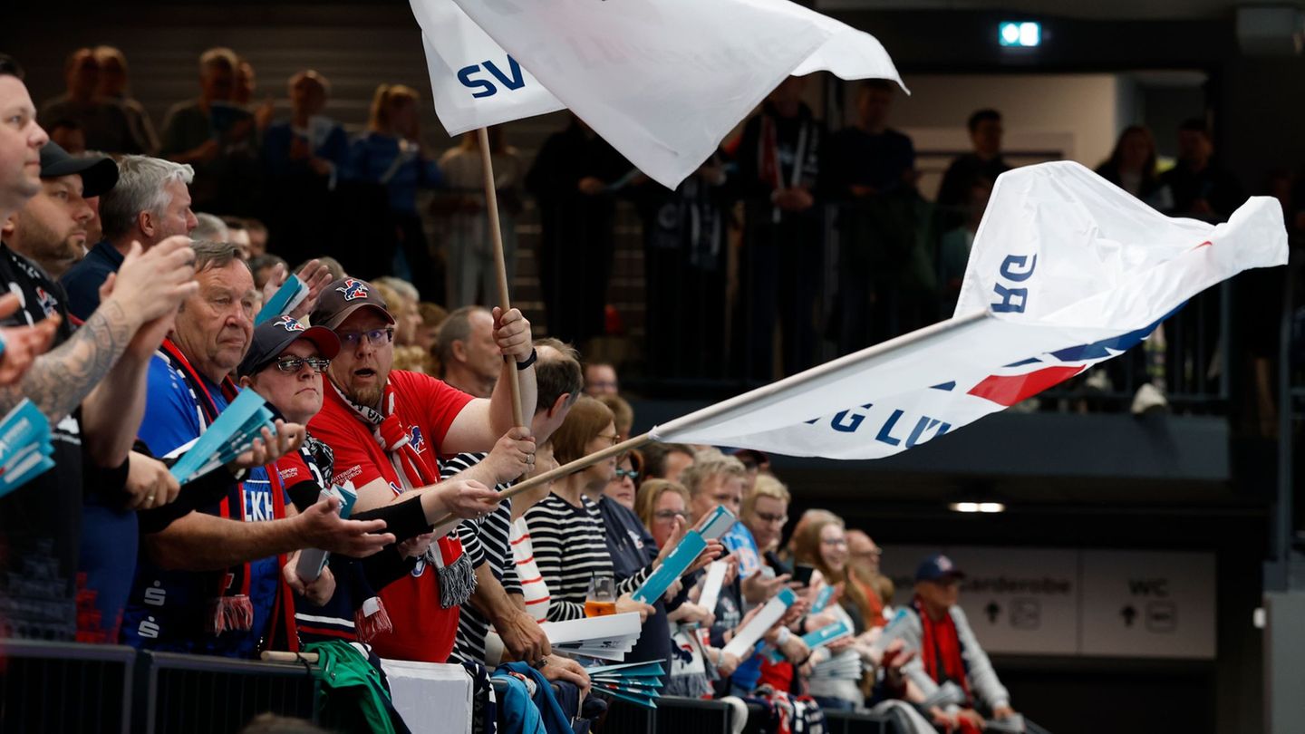 Die SVG-Fans bejubelten ihr Team auch für den zweiten Platz in der deutschen Meisterschaft. Foto: Georg Wendt/dpa
