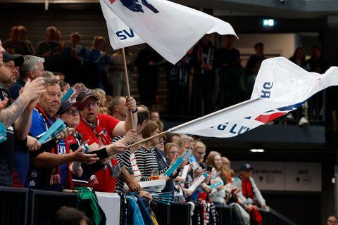 Die SVG-Fans bejubelten ihr Team auch für den zweiten Platz in der deutschen Meisterschaft. Foto: Georg Wendt/dpa