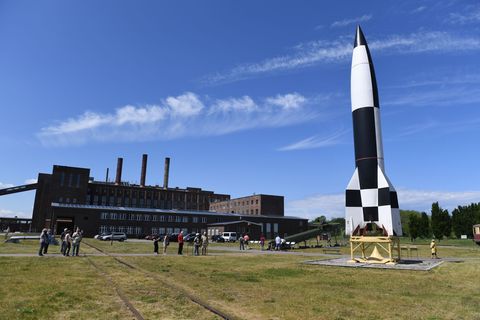 Der Nachbau einer V2-Rakete steht auf der Insel Usedom auf dem Gelände der einstigen Heeresversuchsanstalt Peenemünde - der heut