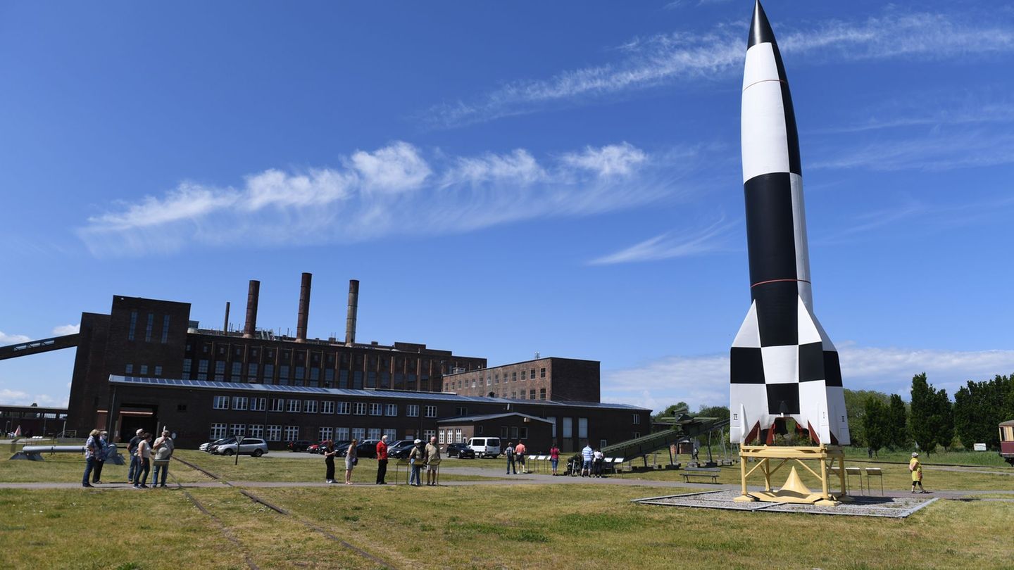 Der Nachbau einer V2-Rakete steht auf der Insel Usedom auf dem Gelände der einstigen Heeresversuchsanstalt Peenemünde - der heut