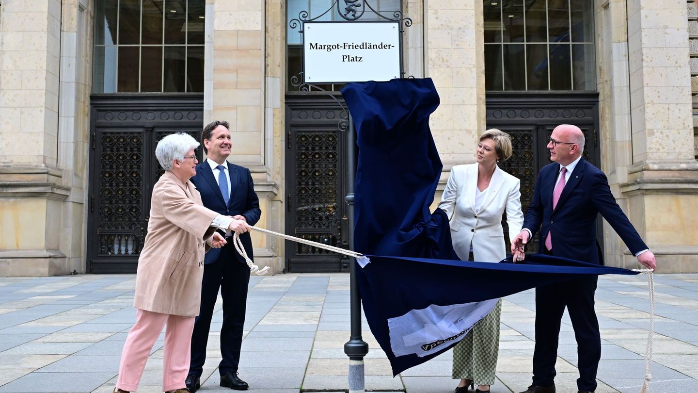 Der Platz vor dem Abgeordnetenhaus ist nach Margot Friedländer benannt worden. Foto: Sebastian Christoph Gollnow/dpa
