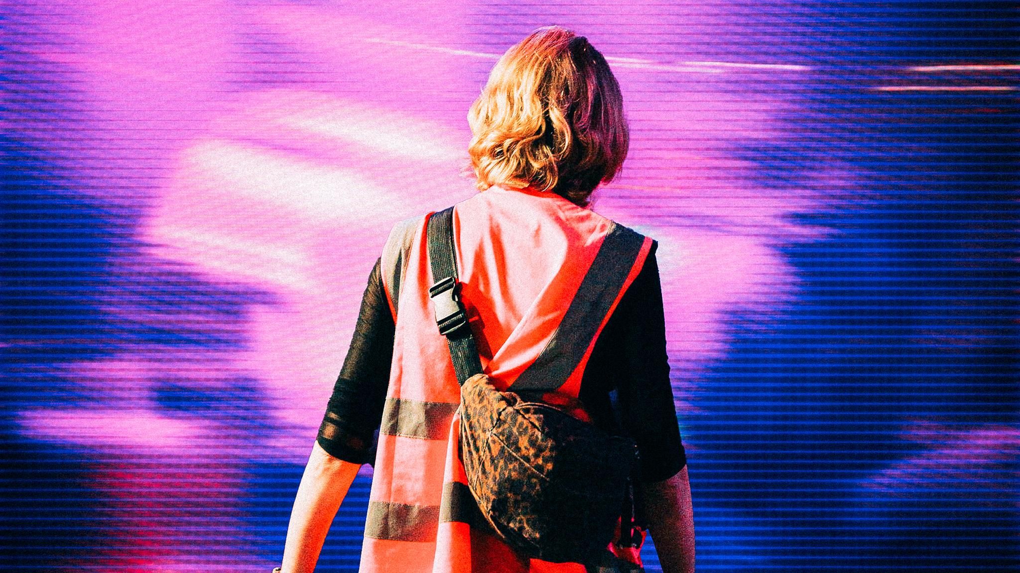 Ketamin, K.-o.-Tropfen, Benzos: Montage: Eine Person in pinkfarbener Warnweste vor einer verschwommenen Clubszene