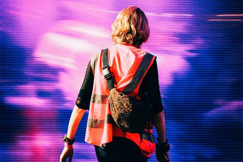 Montage: Eine Person in pinkfarbener Warnweste vor einer verschwommenen Clubszene