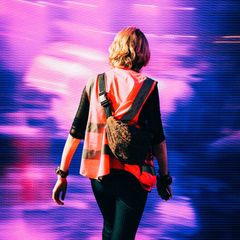 Ketamin, K.-o.-Tropfen, Benzos: Montage: Eine Person in pinkfarbener Warnweste vor einer verschwommenen Clubszene