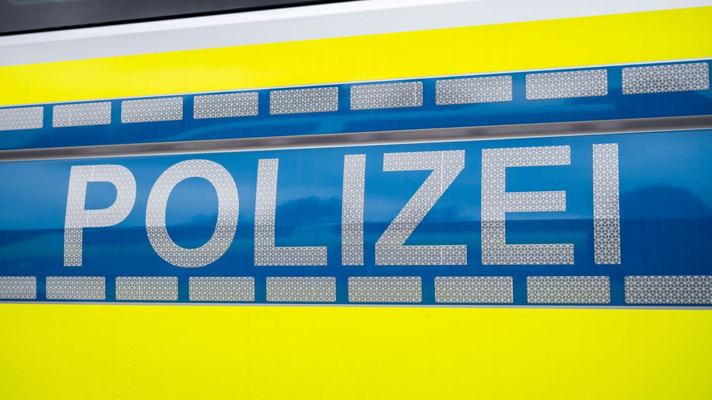 Auf einer Hamburger Polizeiwache soll ein Mann seine Kolleginnen in den Wasch- und Duschräumen gefilmt haben. (Symbolbild) Foto: