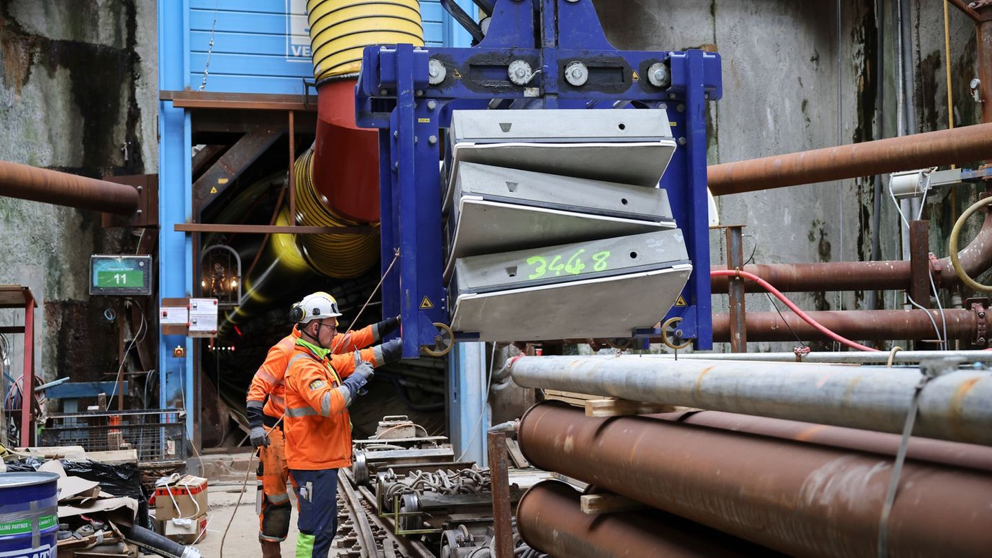 Bauteile für den Tunnel werden auf eine Bahn verladen. (Foto-Produktion) Foto: Christian Charisius/dpa